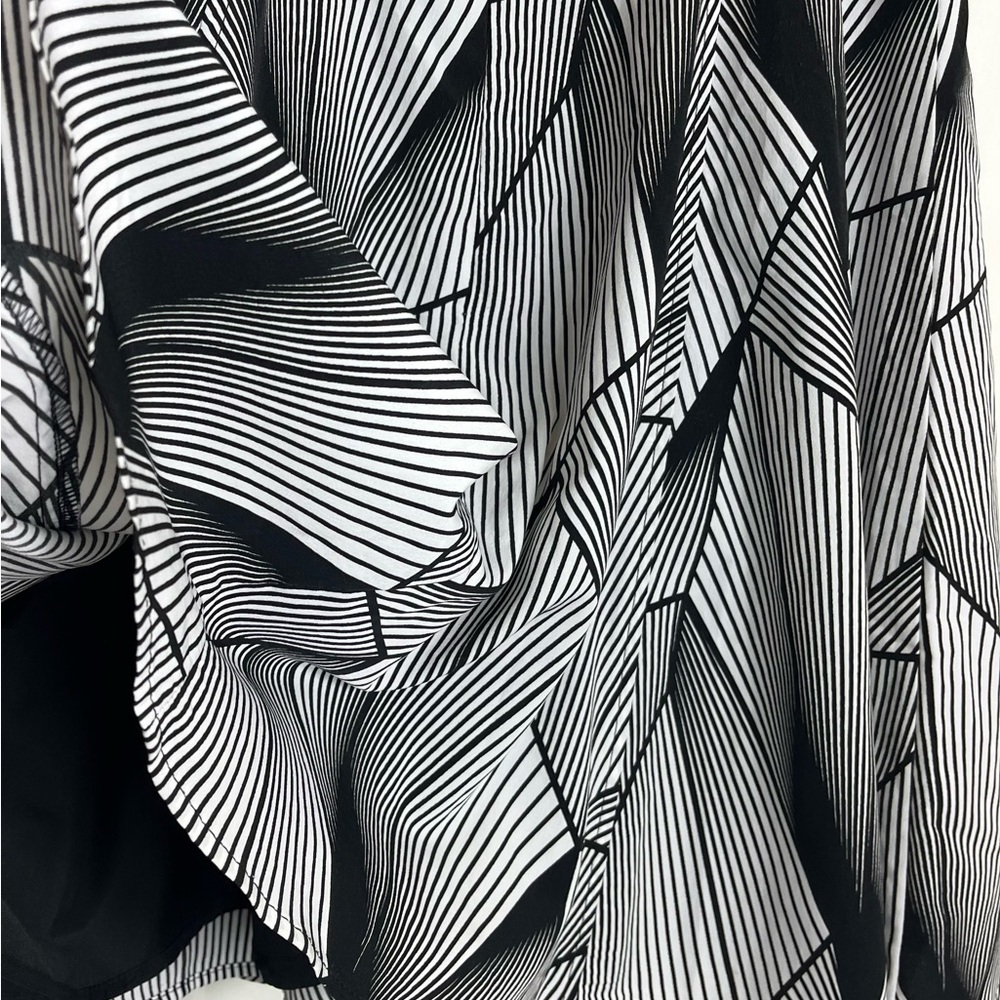 Geometric Pattern, Pockets, Mesh Insert, V-Neck, … - image 5